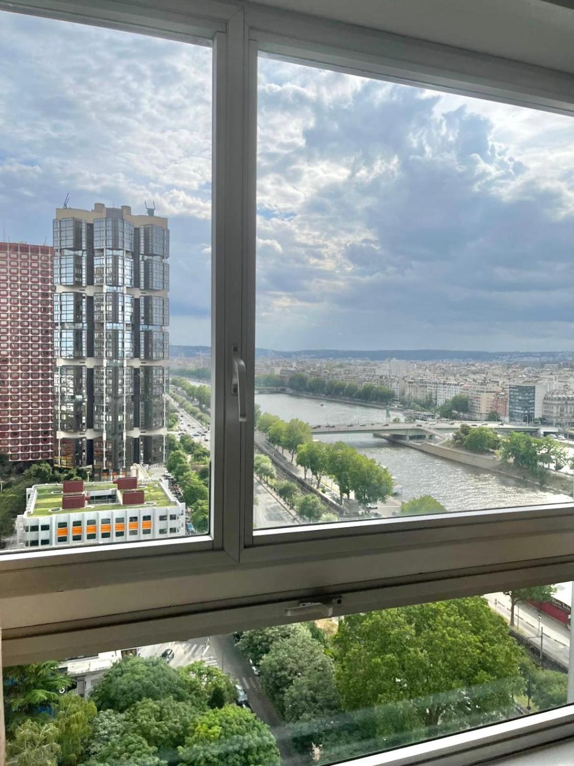 Unique Luxury Parisian Panorama High-rise By The Eiffel Tower