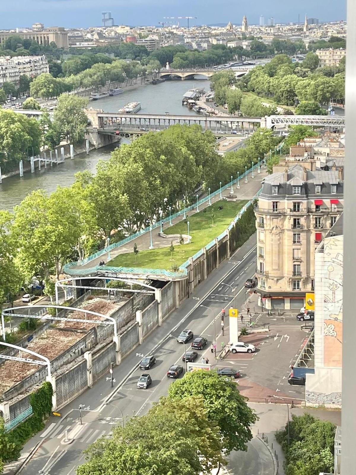 Unique Luxury Parisian Panorama High-rise By The Eiffel Tower
